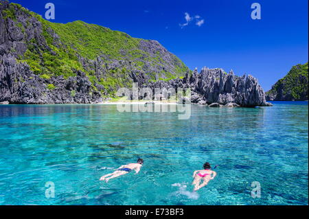 Touristen, die schwimmen in der Kristall klares Wasser im Bacuit Archipel, Palawan, Philippinen, Südostasien, Asien Stockfoto