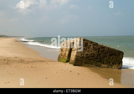 Caister auf dem Meer, Küstenerosion. 2. Weltkrieg Betonpillbox England 2014 2010er Jahre Großbritannien HOMER SYKES Stockfoto