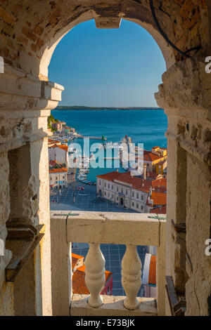 Altstadt von St. Georgskirche (Cerkev Sv. Jurija), Piran, Primorska, Slowenisch Istrien, Slowenien, Europa Stockfoto