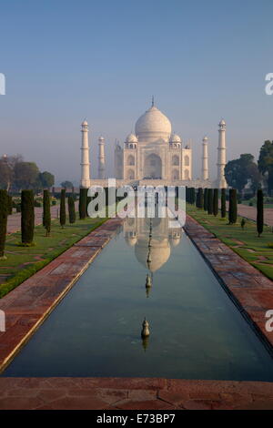 Taj Mahal bei Sonnenaufgang, UNESCO-Weltkulturerbe, Agra, Uttar Pradesh, Indien, Asien Stockfoto