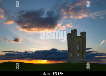 Broadway Tower bei Sonnenuntergang, Broadway, Cotswolds, Worcestershire, England, Vereinigtes Königreich, Europa Stockfoto