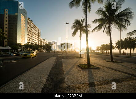 Copacabana-Strand bei Sonnenaufgang, Rio De Janeiro, Brasilien, Südamerika Stockfoto