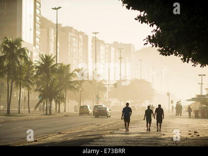 Copacabana-Strand bei Sonnenaufgang, Rio De Janeiro, Brasilien, Südamerika Stockfoto