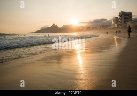 Ipanema-Strand bei Sonnenuntergang, Rio De Janeiro, Brasilien, Südamerika Stockfoto