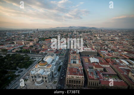 Blick vom Torre Latinoamerica in der Abenddämmerung in Mexico City, Mexiko, Nordamerika Stockfoto