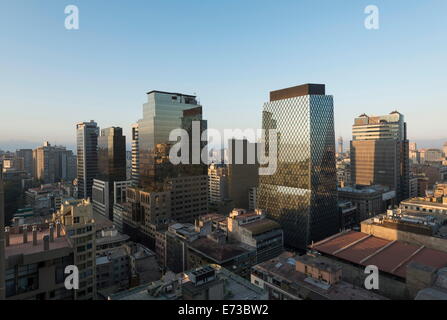 Luftbild der Innenstadt Santiago im Morgengrauen von Apartment Block auf dem Dach, Calle Huerfanos, Santiago, Chile, Südamerika Stockfoto