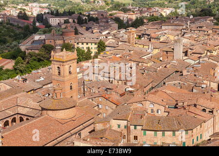 Der Blick über den Dächern von Siena aus Torre del Mangia, UNESCO-Weltkulturerbe, Siena, Toskana, Italien, Europa Stockfoto