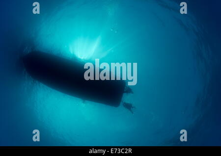 Silhouette der Tauchboot mit Taucher bei Dive Leitern, Unterwasser-Blick, Rotes Meer, Ägypten, Nordafrika, Afrika Stockfoto