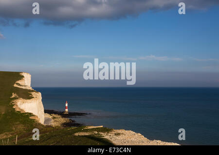 Beachy Head Leuchtturm gesehen von Seven Sisters Klippen, Seaford, East Sussex, England, Vereinigtes Königreich Stockfoto