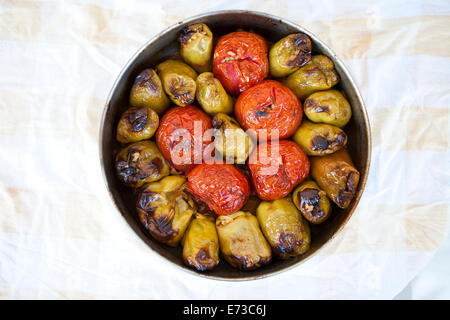 Gemista, griechische traditionelle gefüllte Tomaten und Paprika Stockfoto