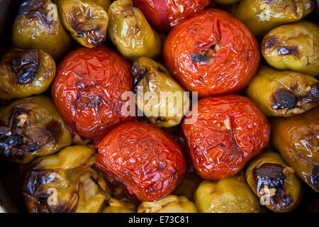 Gemista, traditionelles griechisches Essen, gefüllte Tomaten und Paprika Stockfoto