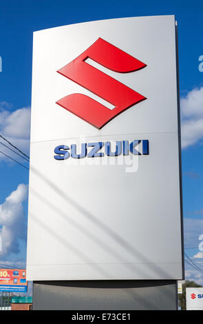 Suzuki Autohaus Zeichen gegen blauen Himmel. Stockfoto