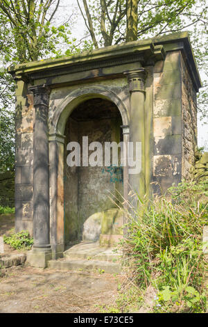 Gartenhäuschen in einem einfachen klassizistischen Stil mit Halbsäulen beiderseits einer gewölbten Eingang aus Stein. Stockfoto