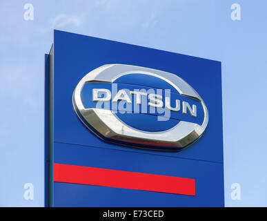 Datsun Autohaus Zeichen gegen blauen Himmel Stockfoto