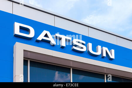 Datsun Autohaus Zeichen gegen blauen Himmel Stockfoto