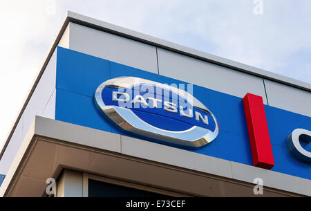 Datsun Autohaus Zeichen gegen blauen Himmel Stockfoto