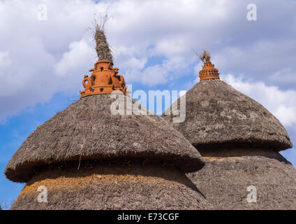 Konso Stamm traditionelle Häuser mit Töpfen auf der Oberseite, Konso, Omo-Tal, Äthiopien Stockfoto