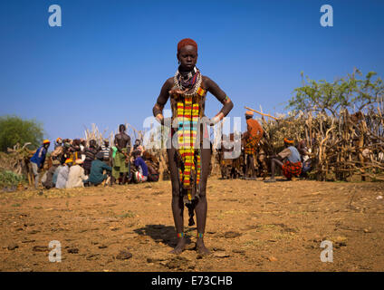 Mädchen des Stammes Hamer, In traditioneller Kleidung, Turmi, Omo-Tal, Äthiopien Stockfoto