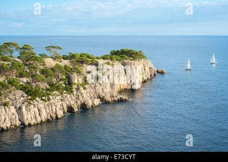 Segelboote, vorbei an der Einfahrt der Calanque de Port-Pin Stockfoto