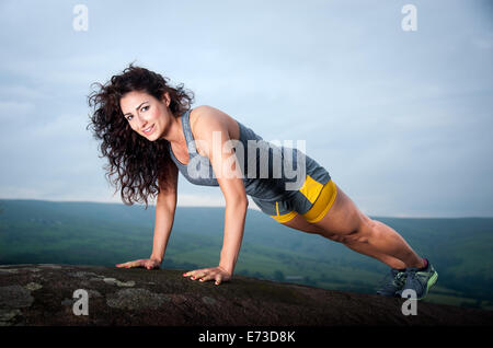 Frau praktizierender Bewegung im freien Stockfoto