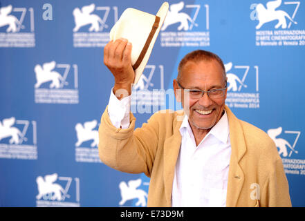 Venedig, Italien. 5. Sep, 2014. Russischen Regisseurs Andrej Koncalovskij stellt bei der Fototermin für "der Postbote White Nights", in der Konkurrenz-Einheit während der 71. Filmfestspielen von Venedig im Lido von Venedig, Italien, 5. September 2014 ausgewählt ist. Bildnachweis: Xu Nizhi/Xinhua/Alamy Live-Nachrichten Stockfoto