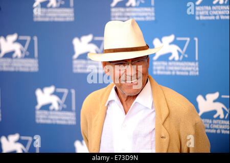 Venedig, Italien. 5. Sep, 2014. Russischen Regisseurs Andrej Koncalovskij stellt bei der Fototermin für "der Postbote White Nights", in der Konkurrenz-Einheit während der 71. Filmfestspielen von Venedig im Lido von Venedig, Italien, 5. September 2014 ausgewählt ist. Bildnachweis: Xu Nizhi/Xinhua/Alamy Live-Nachrichten Stockfoto