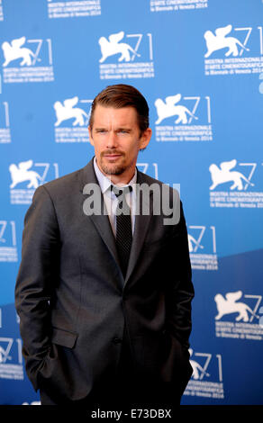 Venedig, Italien. 5. Sep, 2014. Schauspieler Ethan Hawke stellt bei dem Fototermin für "Gute Kill", die in der Konkurrenz-Einheit während der 71. Filmfestspielen von Venedig im Lido von Venedig, Italien, 5. September 2014 ausgewählt ist. Bildnachweis: Xu Nizhi/Xinhua/Alamy Live-Nachrichten Stockfoto