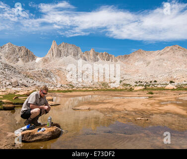 Filtern von Wasser in den Granit-Park von der High Sierra Jüngling Stockfoto