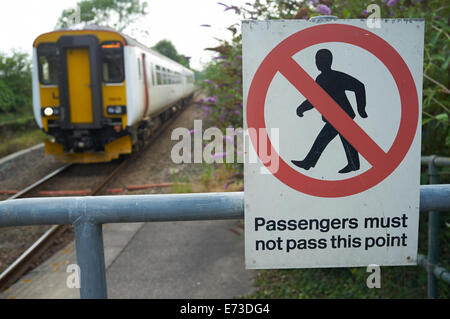 Passagiere müssen nicht übergeben, dieser Punkt, Melton Bahnhof Suffolk UK Stockfoto