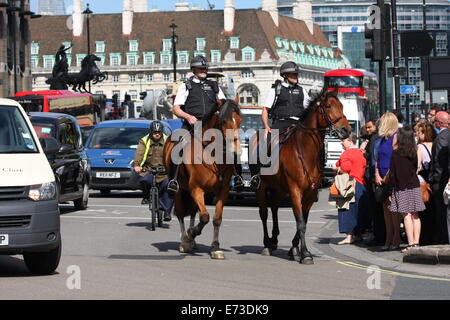 Verkehr in Parliament Square in London, unter der Leitung von zwei Polizisten auf dem Pferderücken zu verwandeln Stockfoto