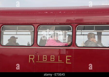 Passagiere auf einem Vintage Ribble-Bus bei Veranstaltung in Wales Großbritannien uk Stockfoto