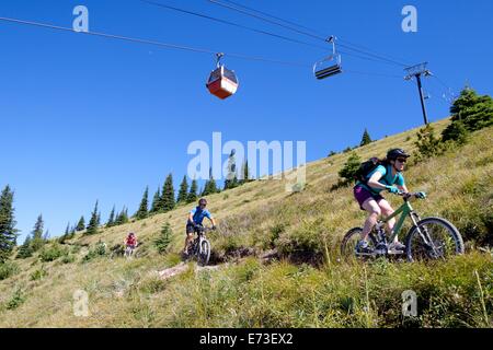 Eine Familie fahren ihre Fahrräder in Whitefish, Montana. Stockfoto