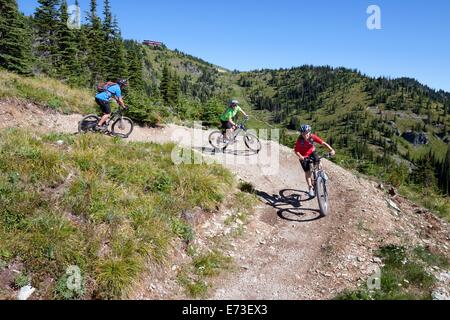 Eine Familie fahren ihre Fahrräder in Whitefish, Montana. Stockfoto