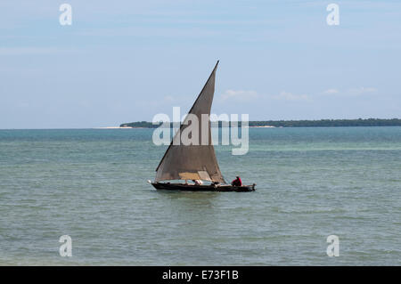 Dhau auf dem Meer in Dar Es Salaam Stockfoto