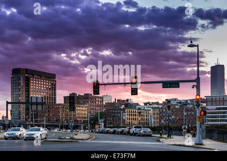 Rote Lichter an einer belebten Kreuzung in der Hafenstadt Stadtteil von Boston, Massachusetts - USA. Stockfoto