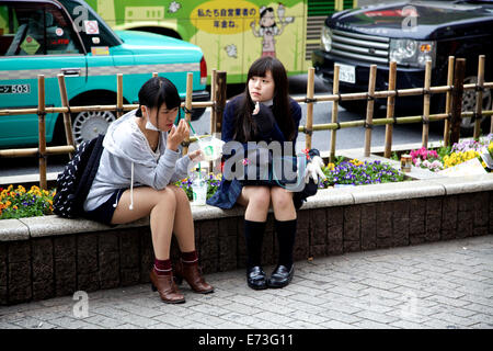 Junge Frauen, Mädchen, Teenager, Teenager, Freunde mit Getränken. Shibuya, Tokio, Japan, Asien Stockfoto