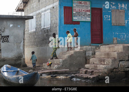 Afrika, Benin, Ganvie. Gruppe von Kindern beim Spielen im gestelzt Dorf. Stockfoto