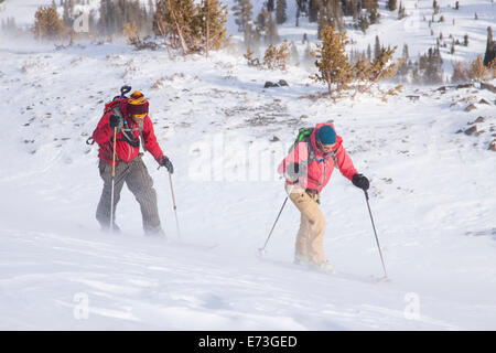 Zwei Backcountry Skifahrer in Pony, Montana. Stockfoto