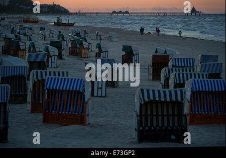 Usedom, Deutschland. 03rd September 2014. Die Sonne geht über dem Pier des Ostsee-Kurort Heringsdorf auf der Insel Usedom, Deutschland, 3. September 2014. Ca. 1, 6 Millionen Touristen besuchen die zweitgrößte deutsche Insel jedes Jahr. Foto: Stefan Sauer/Dpa/Alamy Live News Stockfoto