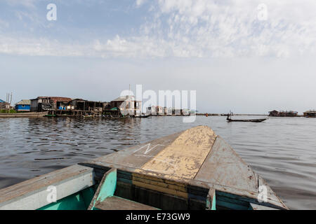 Afrika, Benin, Ganvie. Blick auf Lake Nokoue vom Bug des Bootes. Stockfoto