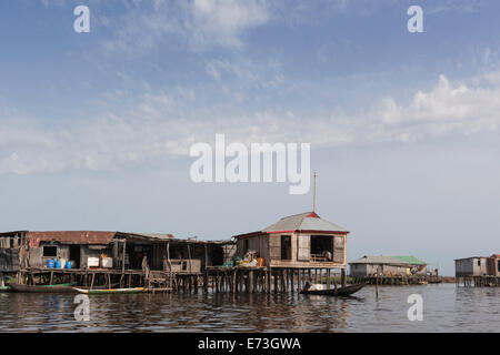 Afrika, Benin, Ganvie. Blick auf Häuser in gestelzt Dorf am See Nokoue. Stockfoto