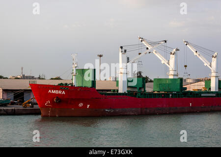 Afrika, Benin, Cotonou. Frachter im Hafen. Stockfoto