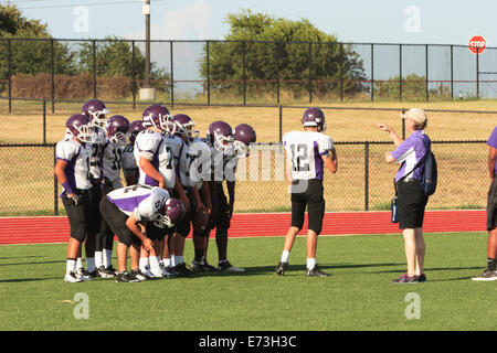 Mit Hilfe amerikanischer Gebärdensprache für High School Junior Varsity Football Team-Spieler Stockfoto