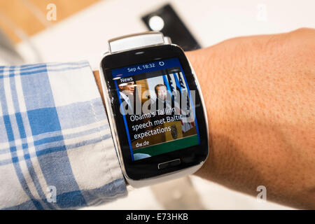 Berlin, Deutschland. 5. September 2014. Samsung Gear S Smartwatch Showinging aktuelle Nachrichten auf dem Display auf der IFA 2014 Verbraucherelektroniksschau in Berlin-Deutschland-Credit: Iain Masterton/Alamy Live News Stockfoto