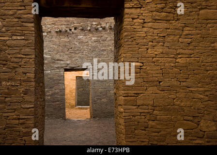 Erkunden Pueblo Bonito, Chaco Canyon in New Mexico. Stockfoto