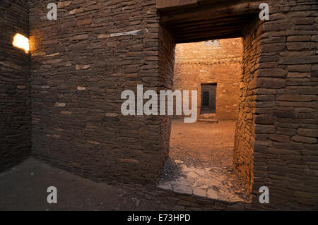 Erkunden Pueblo Bonito, Chaco Canyon in New Mexico. Stockfoto