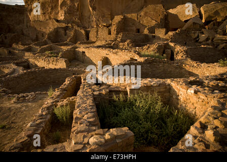 Erkunden Pueblo Bonito, Chaco Canyon in New Mexico. Stockfoto