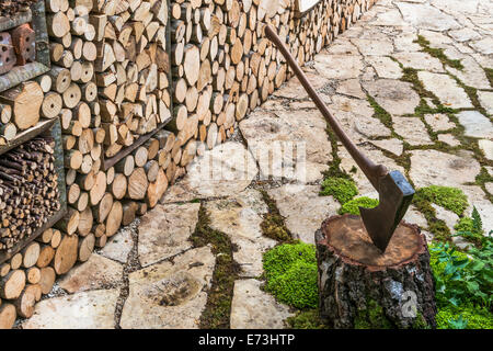 Eine Axt in einen hölzernen stumpf stecken Stockfoto