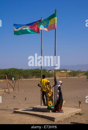 Afar und äthiopischen Flags In Kebir Tobolo Schule, Afambo, Afar Region, Äthiopien Stockfoto