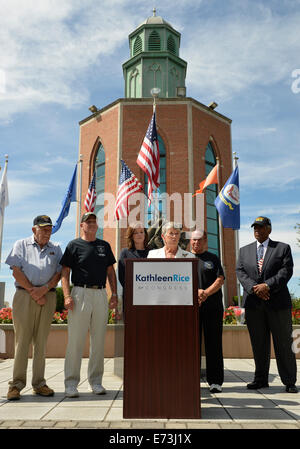 East Meadow, New York, USA. 3. September 2014.  Vertreter CAROLYN MCCARTHY spricht bei Pressekonferenz am Podium beim KATHLEEN Reis (in schwarzer Jacke Kleid) demokratischen Kongreßanwärter (NY-04), löst eine Whitepaper auf Veteranen Politik und kündigt Bildung ihrer Kampagne Veteranen Advisory Committee, am Veterans Memorial im Eisenhower-Park, nach der Besichtigung Northport VA Medical Center mit McCarthy. Kongressabgeordnete McCarthy und 4 Mitglieder beigetreten Reis für Ankündigung: PAUL ZYDOR (im blauen Hemd) von Merrick, US Credit: Ann E Parry/Alamy Live News Stockfoto